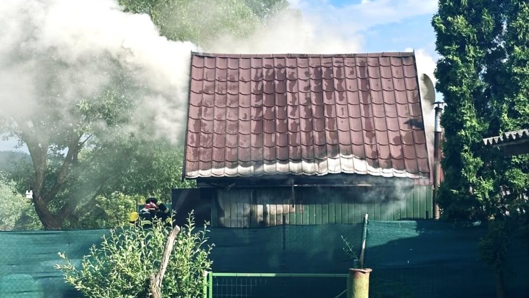 Pri požiari rybárskej chatky neďaleko Lučenca zomrela 18-ročná žena. 