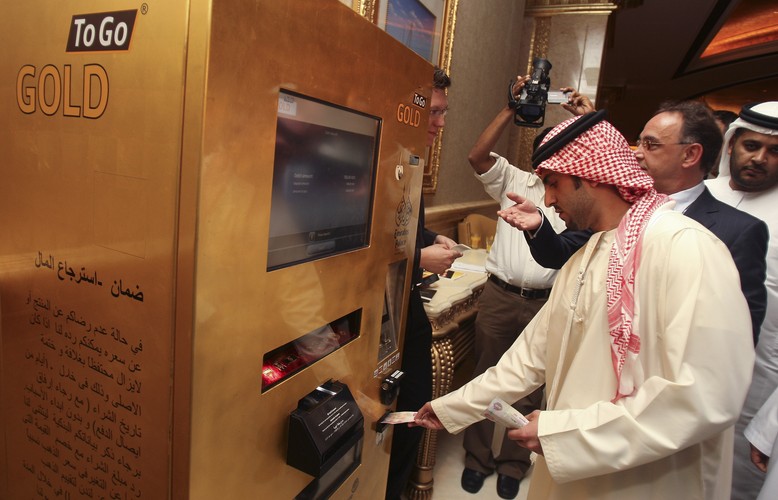 Alternatywą dla osób, które nie chcą korzystać z usług banków przy zakupie złota, są automaty ze złotymi sztabkami. Thomas Geissler, współzałożyciel sieci automatów Gold to Go, szacuje, że złoto z jego maszyn zakupiło już 47 000 osób w 40 różnych krajach. Maszyny te bardzo często rozmieszcza się w pobliżu atrakcji turystycznych. W Dubaju w takim automacie można kupić 5-gramowe sztabki z obrazkiem przedstawiającym Burj Khalifa, najwyższy budynek na świecie.