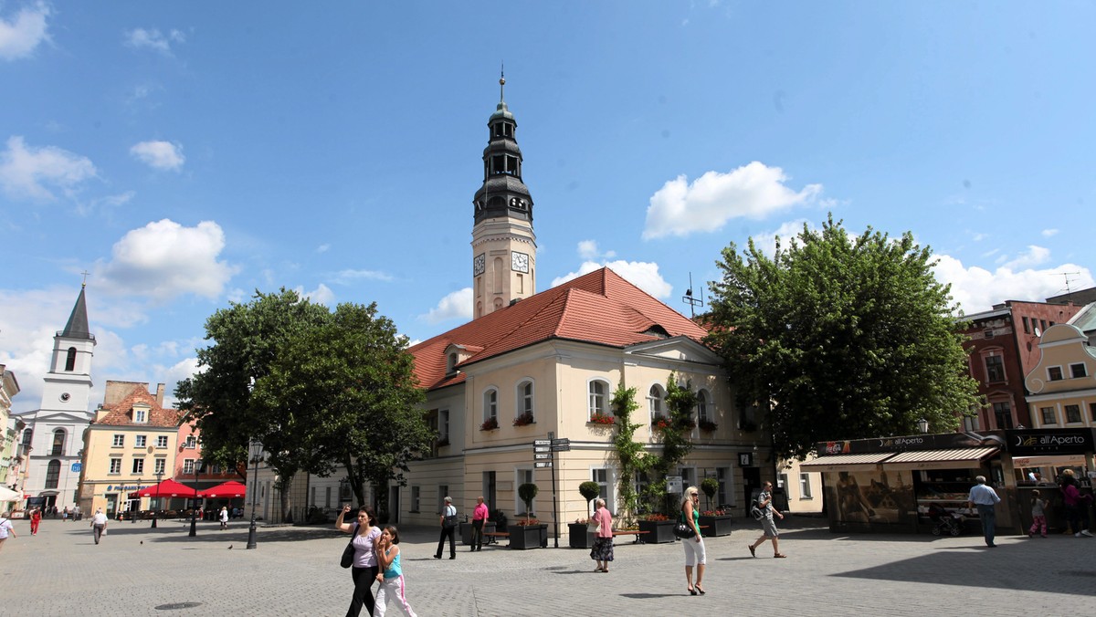 Skwer między ulicami Chrobrego a Kazimierza Wielkiego zostanie uporządkowany - informuje Radio Zielona Góra.