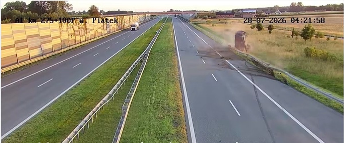 Przerażające nagranie z A1. Rozpędzony bus wbił się w barierki. Przejechało aż 67 aut