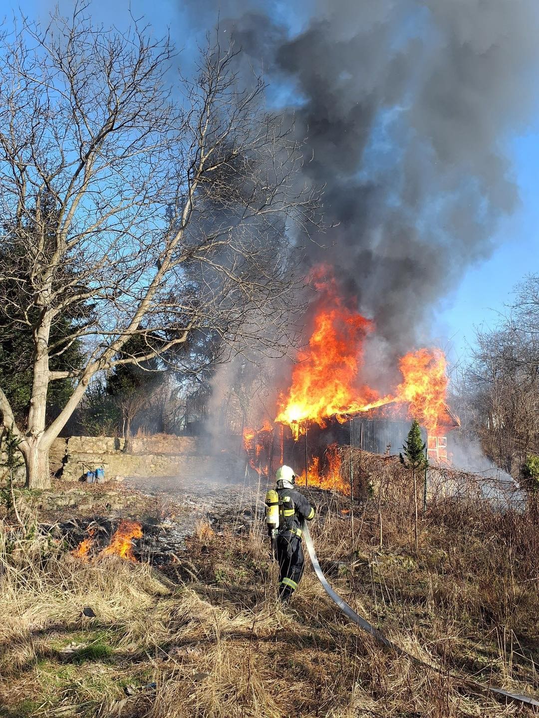 Hasiči zasahovali pri požiari chatky na Furmanskej ulici v bratislavskom Lamači.