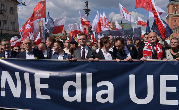 Ulicami Warszawy przeszedł Marsz Suwerenności. Policja: Doszło do próby zablokowania legalnego zgromadzenia [ZDJĘCIA]