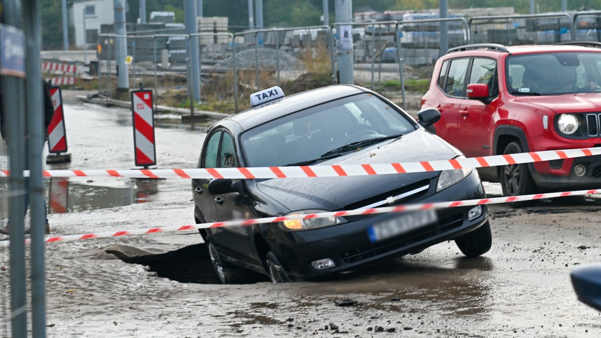 Awaria wodociągów w Szczecinie. Pod autem zapadła się jezdnia