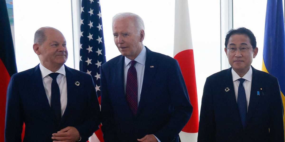 Od lewej kanclerz Niemiec Olaf Scholz, prezydent USA Joe Biden i premier Japonii Fumio Kishida