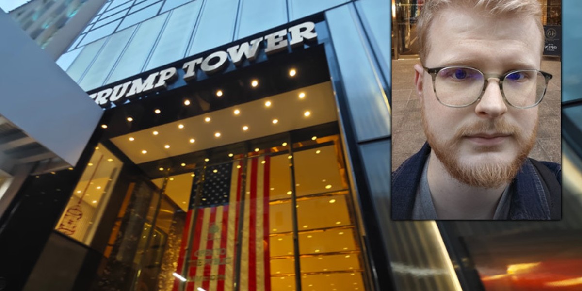 Trump Tower wyróżnia się na tle innych nowojorskich drapaczy chmur.