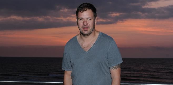 <b>Tomasz Karolak</b> pracował w tartaku, na budowie, był ochroniarzem i handlował na Stadionie Dziesięciolecia.