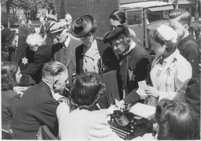Rejestrowanie obywateli żydowskich, Amsterdam 1943, źr. Beeldbank WO2