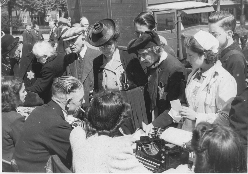 Rejestrowanie obywateli żydowskich, Amsterdam 1943, źr. Beeldbank WO2