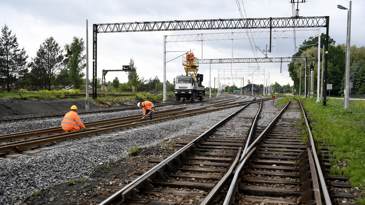 Priorytetem rządu jest rozwój infrastruktury kolejowej - podkreślił dziś w Stalowej Woli minister infrastruktury Andrzej Adamczyk. - Dobre połączenia kolejowe to odciążenie dla transportu drogowego - wskazał.