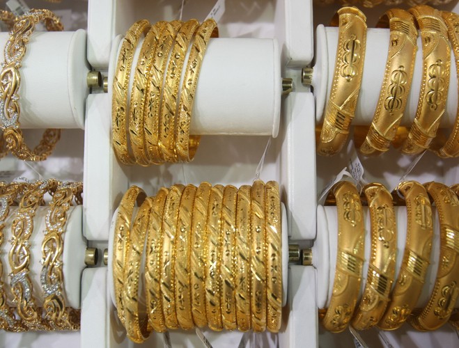 52 lata później w kwietniu 2015 r., również w Wielkiej Brytanii doszło do napadu rabunkowego, w którym zginęły kosztowności za 200 milionów funtów. Podczas długiego wielkanocnego weekendu złodzieje obrabowali Hatton Garden Safe Deposit w londyńskiej dzielnicy słynącej ze sprzedaży diamentów i kosztowności; miejsce, w którym najbogatsi przechowywali swoje najcenniejsze rzeczy, m. in. biżuterię i zegarki warte dziesiątki tysięcy funtów. <br><br>
Napastnicy wykazali się niezwykłą precyzją i pomysłowością. By dostać się do Hatton Garden wykorzystali szyb windy w sąsiednim budynku. Stamtąd weszli do piwnicy wybranego obiektu, gdzie przebili dwumetrowy mur oddzielający ich od skarbca i rozpruli metalowe drzwi prowadzące do pomieszczenia ze skrytkami. Opróżnili 70 z nich. Kiedy policja przyjechała na miejsce, zastała w miejscu skarbca tylko kurz i pył. Złodziei nie udało się namierzyć, a cennych przedmiotów nigdy nie odzyskano. <br><br>
„ Czy można było udaremnić tak precyzyjnie zaplanowany napad? Trudno powiedzieć, bo dokładne dane na temat zastosowanych w Hatton Garden zabezpieczeń są niedostępne. Ryzyko kradzieży w takich miejscach zmniejszają odpowiednie zabezpieczenia techniczne, monitoring i fizyczna ochrona mienia. Być może któregoś z tych elementów zabrakło. Jedno jest pewne. Złodzieje musieli wiedzieć, jakie zabezpieczenia muszą pokonać. Dlatego plan ochrony zawsze powinien pozostawać tajemnicą.” – przekonuje Kurek.