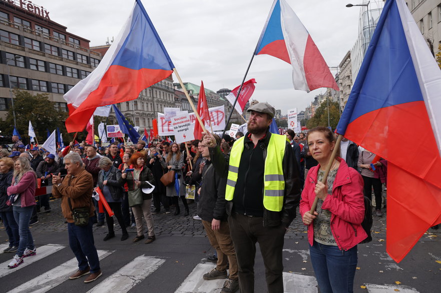 Protestujący w Pradze biorą udział w demonstracji zorganizowanej przeciwko rosnącym kosztom życia w całym kraju