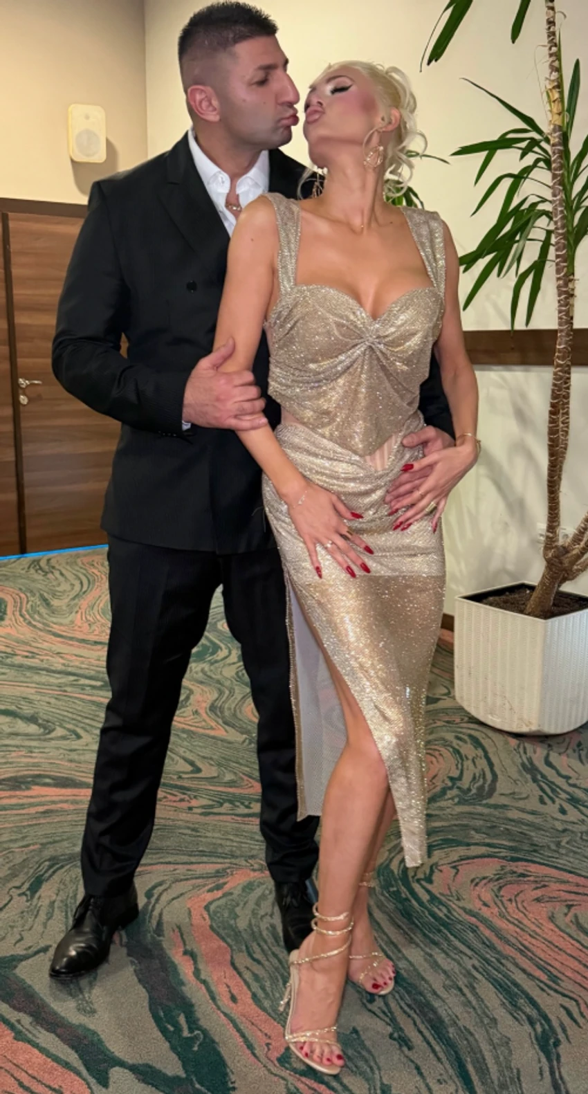 Pevačica bila na korak da se razvede od brata Aneli Ahmić, a sad poziraju posle pomirenja