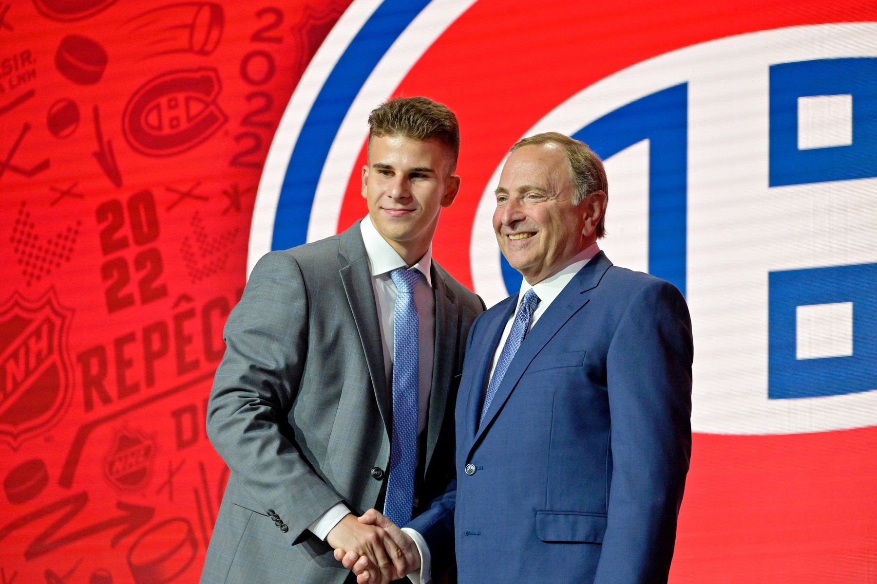 Slovenský hokejista Filip Mešár počas draftu v roku 2022 s komisárom NHL Garym Bettmanom.