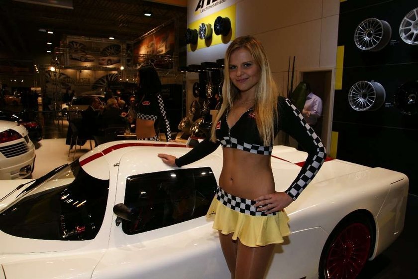 Gorące dziewczyny i szybkie maszyny z Essen Motor Show 2009