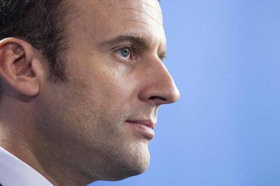 Emmanuel Macron uchodził za wolnorynkowca. Jego zwrot ku protekcjonizmowi to efekt walki politycznej
