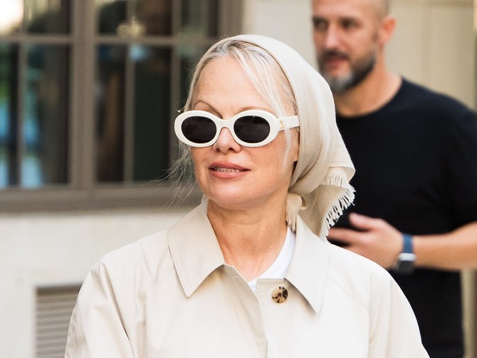 Pamela Anderson u besprekornom jesenjem izdanju oživela stil diva zlatnog doba Holivuda