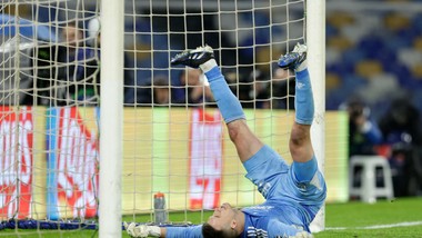 koszmar polskiego bramkarza w lidze mistrzów. kochalski aż sześć razy wyciągał piłkę z siatki