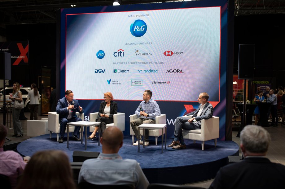 Podczas briefingu prasowego, po finale Konkursu ABSL Startup Challenge o swoim zwycięskim projekcie tanich pożyczek dla każdego opowiadał Piotr Smoleń ze startupu Symmetrical.ai. Małgorzata Mejer, menedżer ds. komunikacji korporacyjnej P&G w Europie Centralnej, reprezentująca partnera głównego konkursu, przedstawiła rolę i obustronne korzyści wynikające ze współpracy korporacji ze startupami.