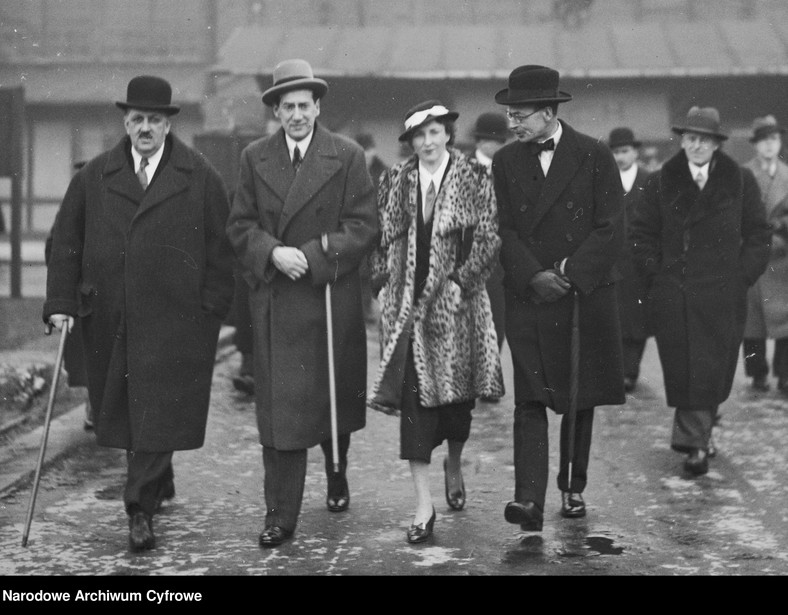 Widoczni od lewej: wiceminister spraw zagranicznych Jan Szembek, minister spraw zagranicznych Józef Beck, żona ministra Jadwiga Beck, ambasador Wielkiej Brytanii w Polsce Howard Kennard w 1936 r.