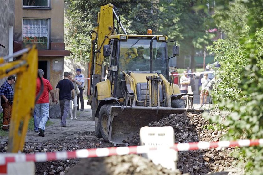 Zapadła się ziemia przed blokiem