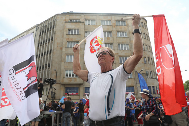 Uczestnicy manifestacji zbierają się przed warszawską siedzibą OPZZ