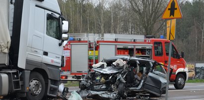 Auto wjechało pod ciężarówkę. Cztery osoby nie żyją!