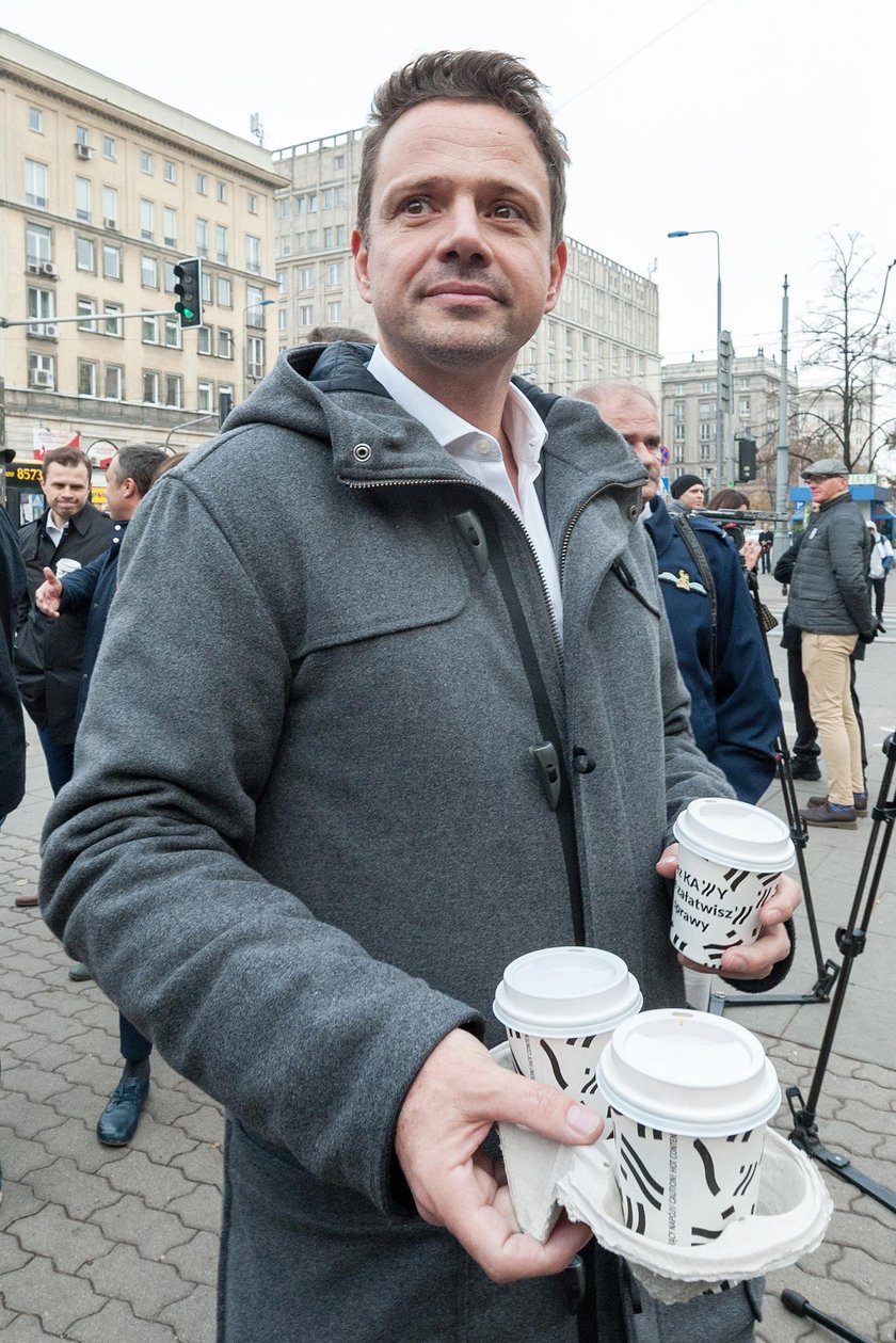 Pierwszy dzień prezydenta Trzaskowskiego. Rozdawał pączki w metrze