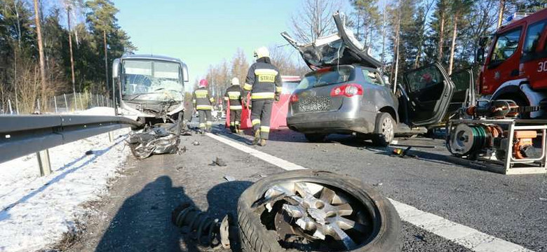 Onet24: zderzenie autobusu z dwoma samochodami