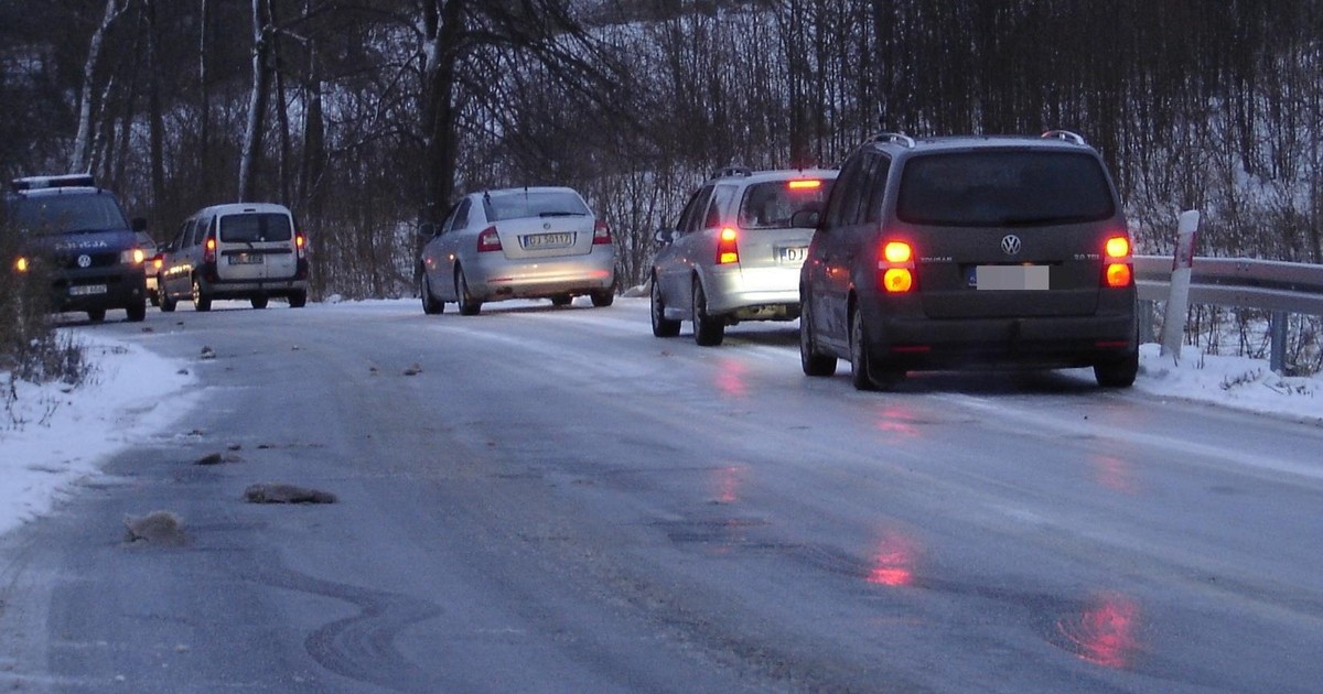 Jak jeździć, gdy panuje gołoledź? Jest kilka podstawowych zasad