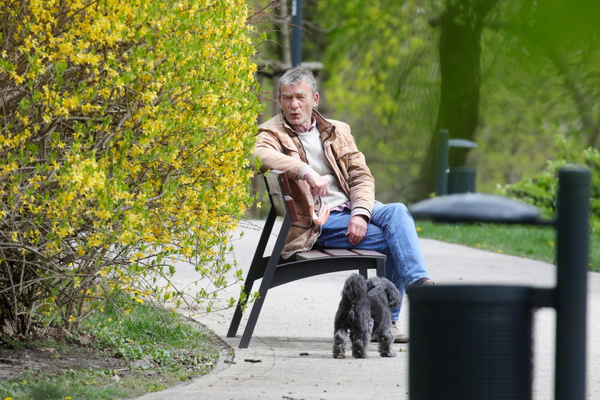 Krzysztof Kiersznowski na spacerze z psami