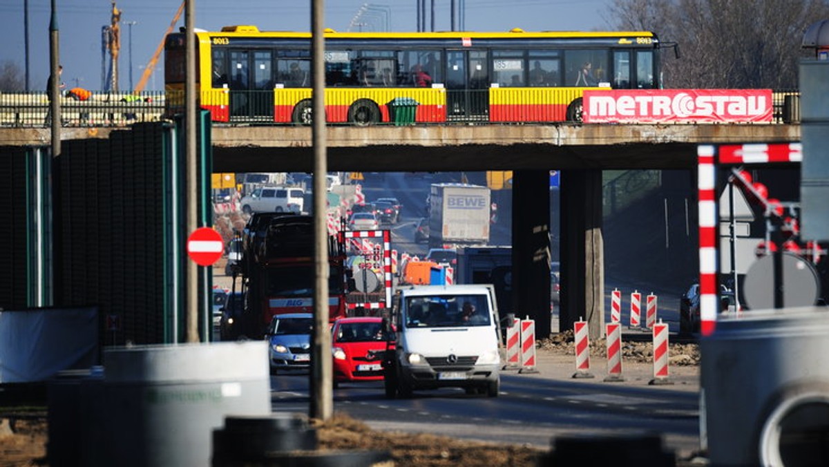 Kierowcy jeżdżący Trasą Armii Krajowej w Warszawie muszą przygotować się na kolejne duże utrudnienia. Od piątkowego wieczoru wyłączona z ruchu zostanie cała północna jezdnia tej arterii, od ul. Modlińskiej aż do Powązkowskiej. Ruch w obydwu kierunkach będzie się odbywał tylko po jezdni południowej.