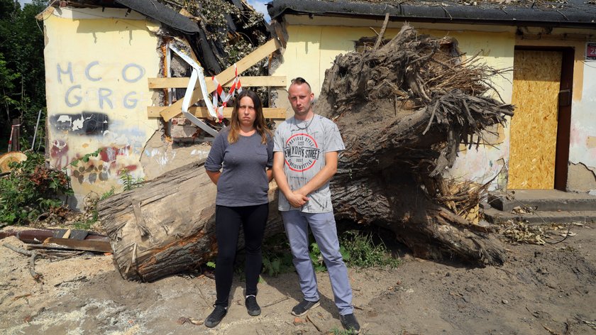 Dramat rodziny z ulicy Przylesie w Łodzi. Drzewo przygniotło dom w czasie nawałnicy