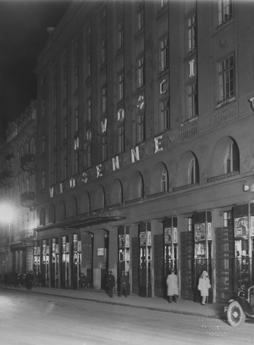 <strong>Wczoraj: Dom Towarowy Braci Jabłkowskich</strong>
<br></br>
Dom Towarowy Braci Jabłkowskich rozpoczął działalność 7 listopada 1914. Modernistyczny gmach przy ulicy Brackiej 25 został wzniesiony w latach 1913-14, według projektu Karola Jankowskiego i Franciszka Lilpopa, na potrzeby powstałej pod koniec XIX wieku firmy 