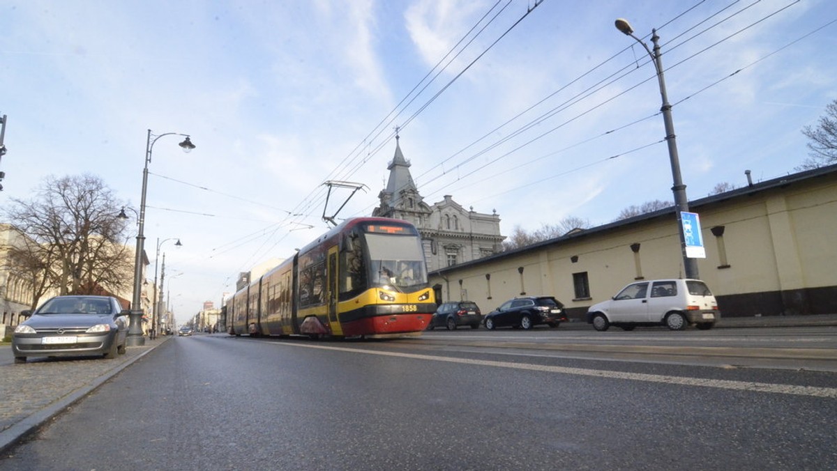 Elektroniczne tablice informacyjne dla pasażerów, nadajniki GPS w tramwajach i autobusach, mobline aplikacje z informacjami o ulicznych korkach i ruchu pojazdów MPK - to niektóre elementy elektronicznego systemu sterowania ruchem, który powstaje w Łodzi.