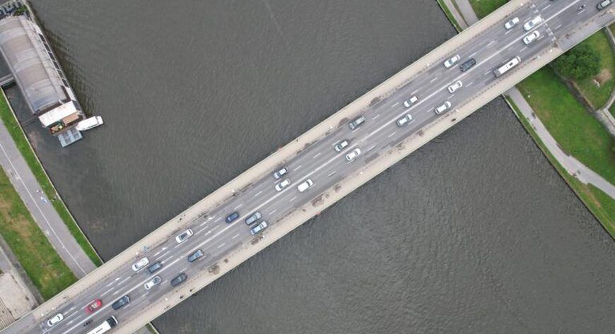 Remont mostu Dębnickiego ma na celu poprawę jego stanu technicznego w obrębie płyty pomostowej, a nie wymianę samej nawierzchni jezdni