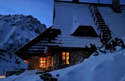 "Jedzenia mamy na miesiąc". Śnieżyca i wichura odcięła turystów w Dolinie Pięciu Stawów