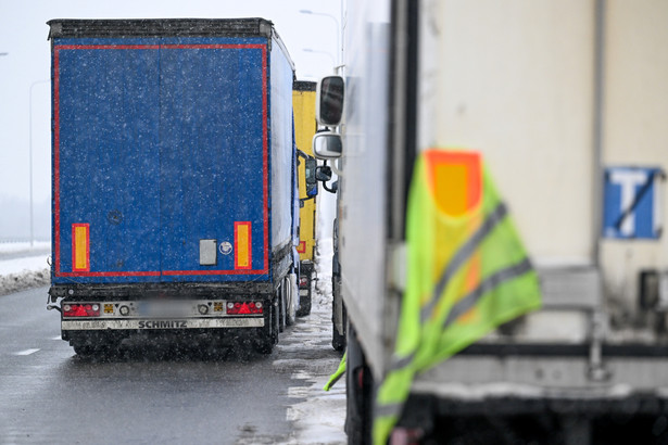 Ciężarówki na obwodnicy Przemyśla, których kierowcy oczekują na przekroczenie polsko-ukraińskiego przejścia granicznego w Medyce