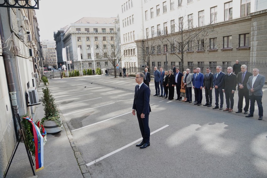 Članovi vlade položili vence