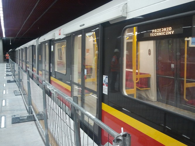 Pani prezydent podczas przejazdu dopisywał dobry humor. Na pytanie o to, kto będzie czytał nazwy stacji metra na nowej linii, szybko odpowiedziała: „Jak to kto? Oczywiście ja!”