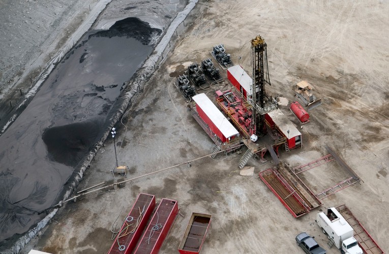 Wydobycie gazu z łupków. Okręgu Chartiers, hrabstwo Waszyngton w Pensylwanii, USA. Platforma wiertnicza, dzięki takim miejscom możliwe jest wydobycie gazu łupkowego.  foto: Andrew Harrer/Bloomberg