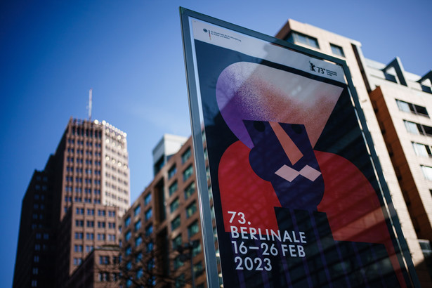 epa10468578 An advertising billboard for the upcoming 73rd Berlin International Film Festival 'Berlinale' in Berlin, Germany, 15 February 2023. The in-person event runs from 16 to 26 February 2023. EPA/CLEMENS BILAN Dostawca: PAP/EPA.