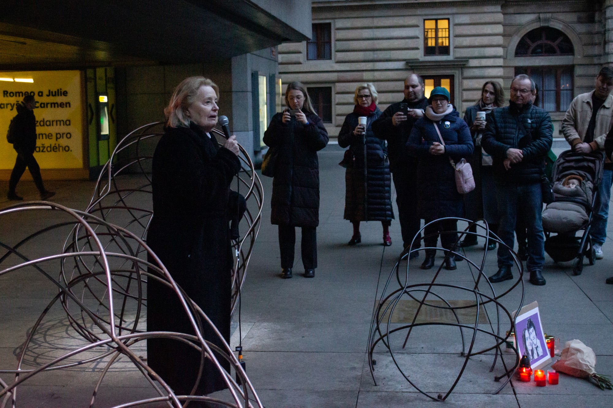 Bývalá slovenská diplomatka, politička a herečka Magda Vášáryová na zhromaždení na Námestí Václava Havla v Prahe, na ktorom si ľudia pripomenuli osem rokov od vraždy slovenského novinára Jána Kuciaka a jeho snúbenice Martiny Kušnírovej.