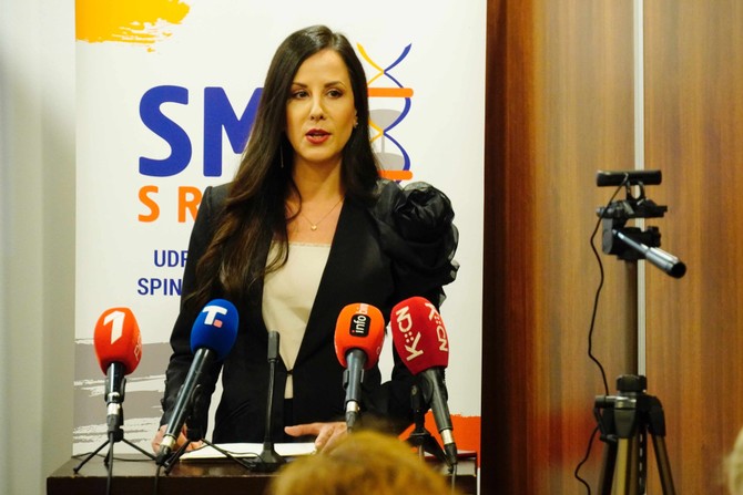 Tamara u crnom odelu sa šik detaljem 
