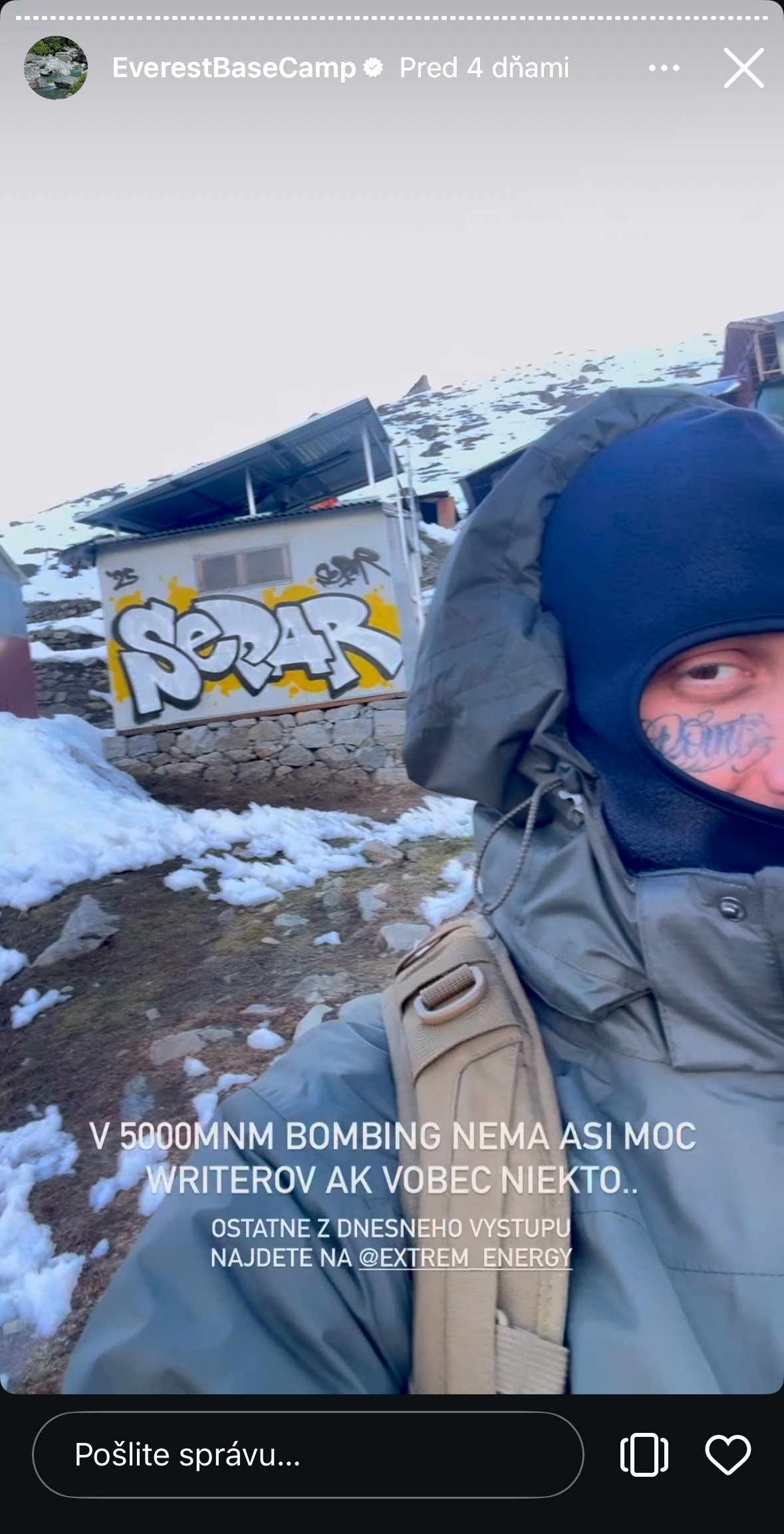 V Himalájach za sebou zanechával podpisy a tiež grafity.