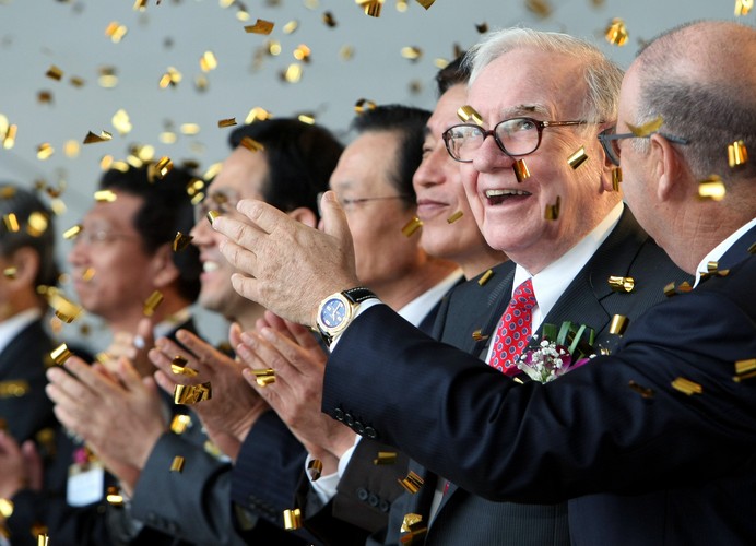 Warren Buffett, prezes i dyrektor generalny firmy Berkshire Hathaway Inc (drugi od prawej), Daegu w Korei Południowej