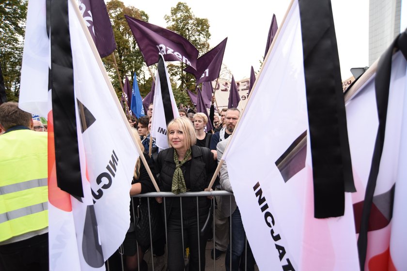 "Pięćset złotych nie dla zygoty!": wkurzone Polki pod Sejmem