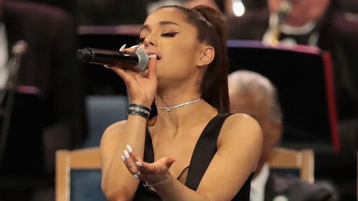 Ariana Grande ebben a miniruhában ment temetésre, és mindenki felháborodott ezen