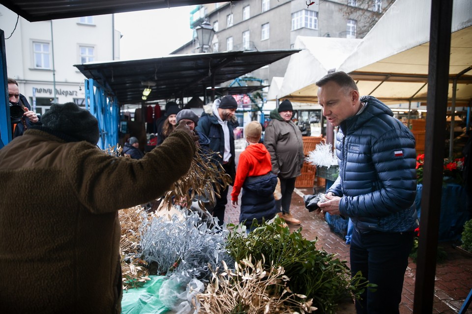 Prezydent Andrzej Duda podczas przedświątecznych zakupów na Nowym Kleparzu w Krakowie.