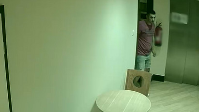 Felismeri ezt a férfit? Berúgta egy kávézó ajtaját, majd elvitte az egész bevételt – videó