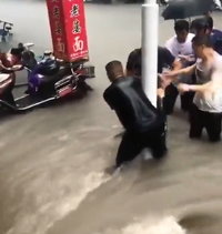 Globális felmelegedés egy videóban: hatalmas sebességgel sodor el egy nőt a pusztító kínai áradás